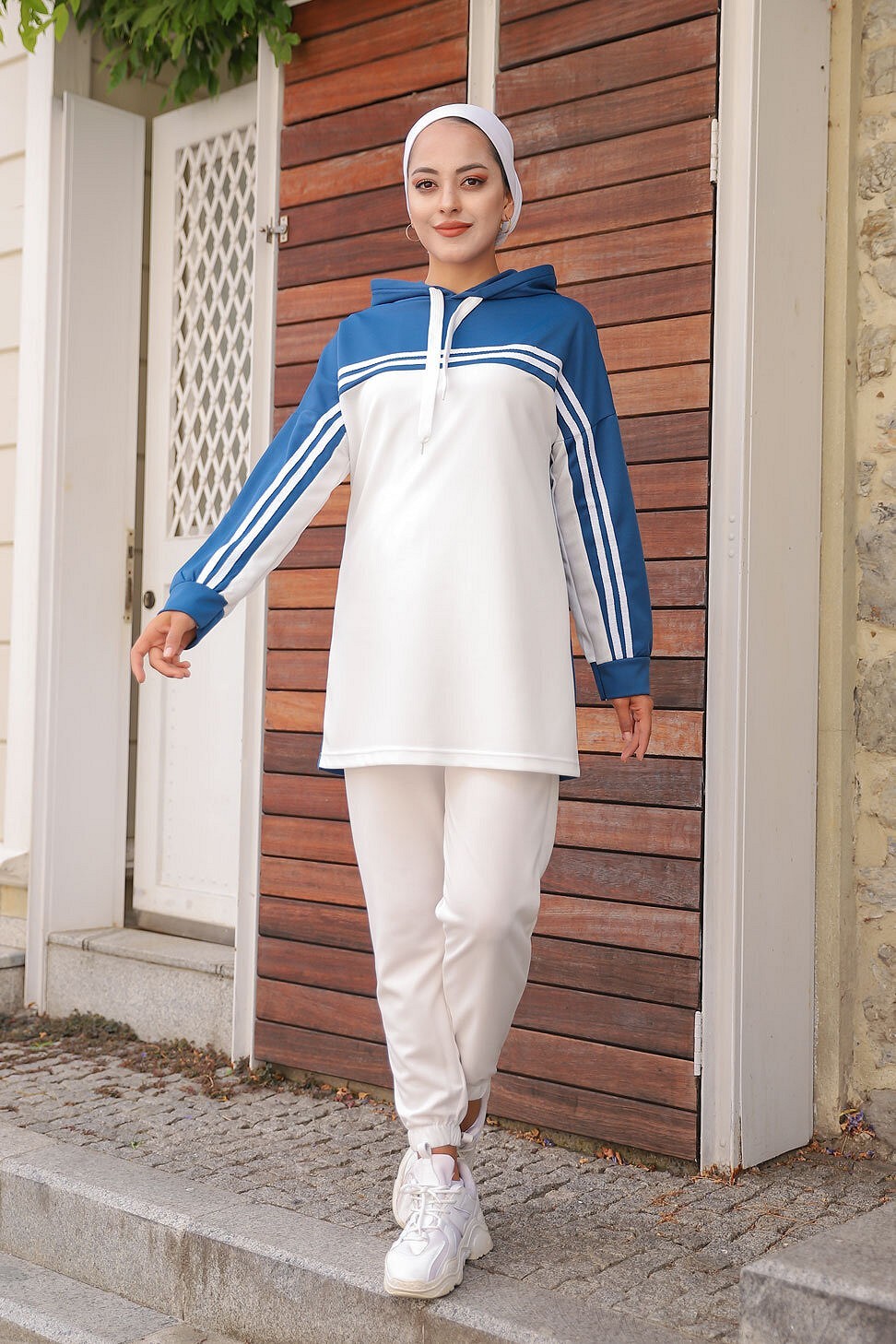 Survêtement femme (Ensemble décontracté sweet à capuche et pantalon) -  Couleur Blanc et Bleu indigo - Prêt à porter et accessoires sur