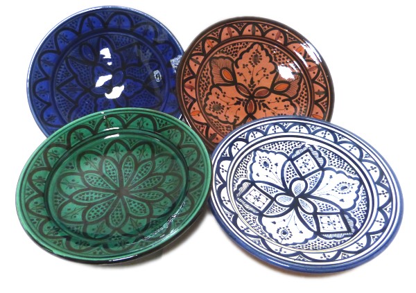 Lot de grandes assiettes plates colorées en jolie poterie artisanale
